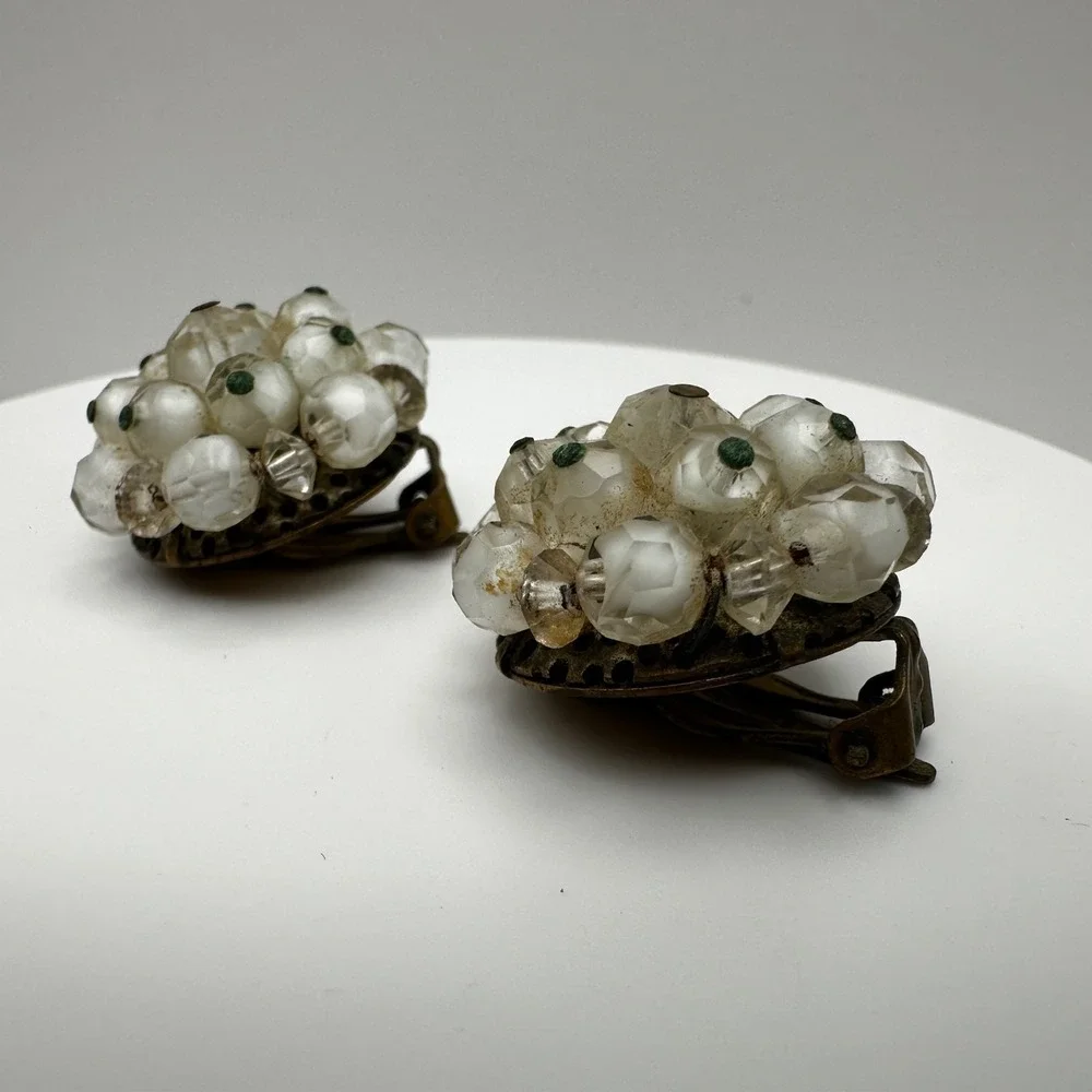 Vintage 90s frosted white faceted glass bead cluster clip-on earrings Jewelry‎